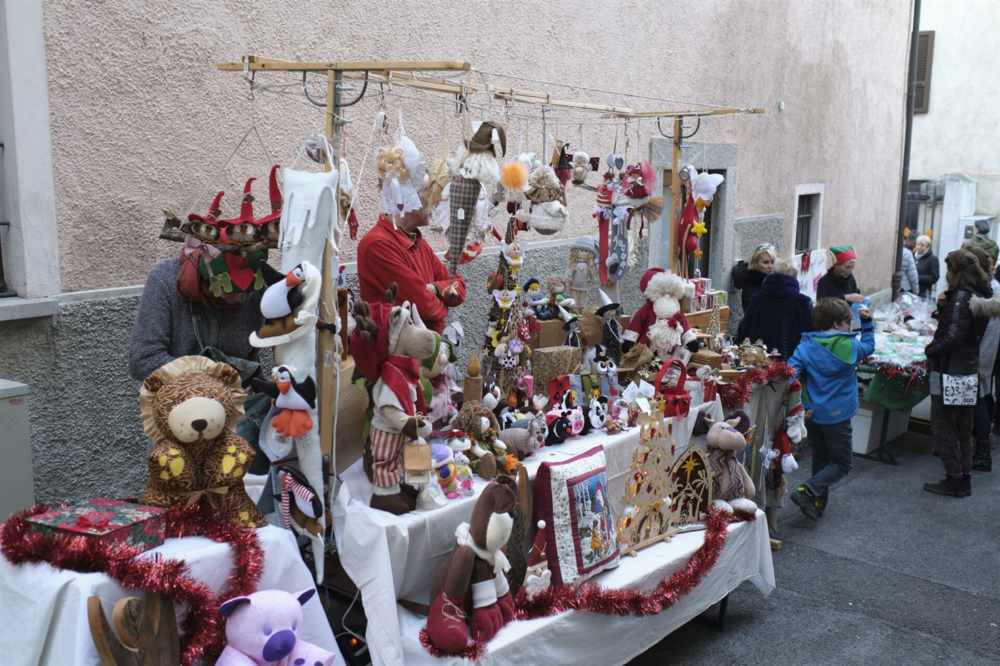Una bancarella della Via degli Elfi con peluche, decorazioni natalizie e luci
